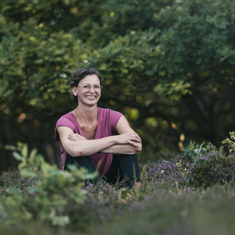 Kvinde der er medlem af feminint netværk nordfyn er fotograferet ved flyvesandet 